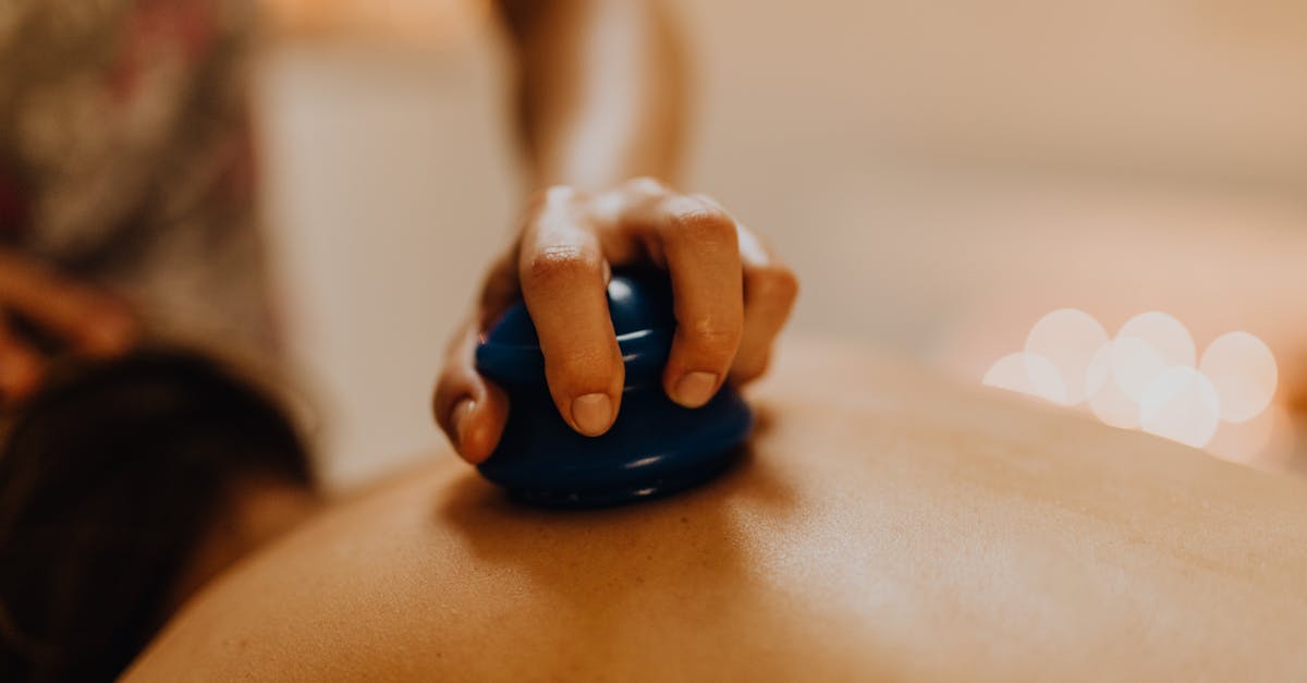 découvrez l'acupressure, une pratique millénaire issue de la médecine traditionnelle chinoise qui utilise la pression des doigts sur des points spécifiques pour soulager les douleurs, réduire le stress et favoriser le bien-être. apprenez des techniques simples pour améliorer votre santé au quotidien.
